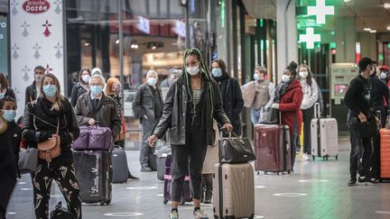 Des passagers en gare Montparnasse (Paris), le lendemain du déconfinement, le 12 mai 2020. (LUC NOBOUT / MAXPPP)