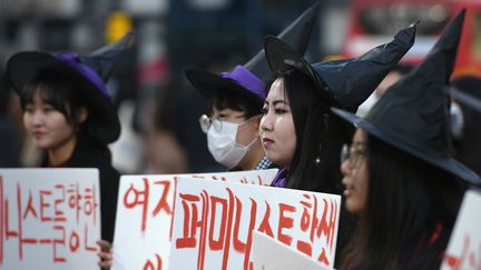 Corée du Sud : des femmes déguisées en sorcières lors d'une manifestation pour la journée internationale des droits des femms à Séoul, le 8 mars 2019. (JUNG YEON-JE / AFP)