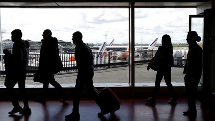 Des passagers à l'aéroport d'Orly, près de Paris, le 10 avril 2018. (GONZALO FUENTES / REUTERS)