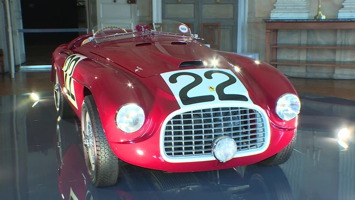 Une Ferrari 166 MM Barchetta, voiture&nbsp;qui a remporté les 24 Heures du Mans en 1949. (B. Henrion / France Télévisions)