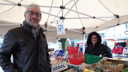 Pascal Bois, député LREM de la 3e circonscription de l’Oise, sur un marché à Méru.&nbsp; (SARAH TUCHSCHERER / FRANCE-INFO)