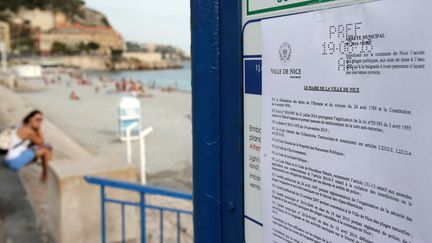 L'arrêté anti-burkini adopté par la municipalité de Nice (Alpes-Maritimes), affiché à l'entrée d'une plage le 19 août 2016. (JEAN CHRISTOPHE MAGNENET / AFP)