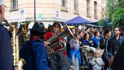 Une musicienne joue du tuba à Paris le 21 Juin 2020, jour de la Fête de la musique. (RAPHAEL KESSLER / HANS LUCAS)