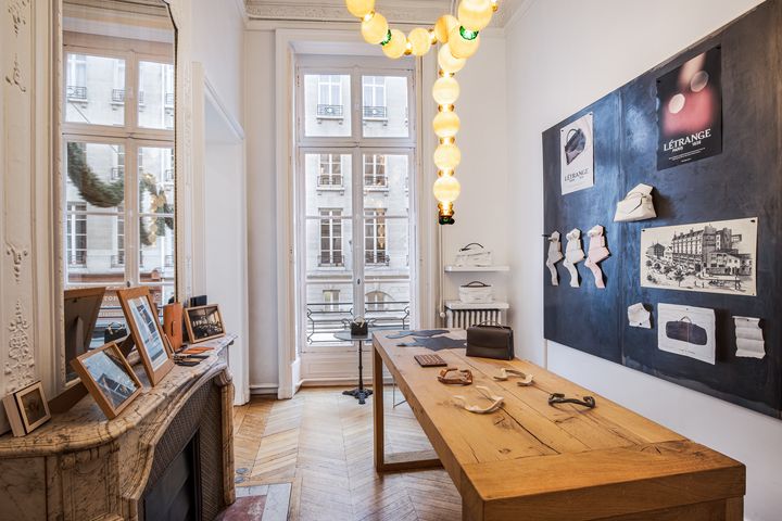 L'atelier de personnalisation des sacs Letrange dans l'appartement de la rue Saint Honoré à Paris, 2024 (LETRANGE)