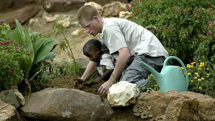 MARS 2004 - Il profite d’une année sabbatique pour se rendre au Lesotho. Il reste là-bas huit semaines et participe à plusieurs projets humanitaires comme la construction d’un pont ou la plantation d’arbres dans un orphelinat. (KIERAN DOHERTY / REUTERS)