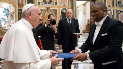 Le 14 décembre 2017, le chef de l'Etat du Vatican s'est adressé à Sibusisiwe Mngomezulu en vantant «la promotion du dialogue (... ) et de la réconciliation (...) dans l'épanouissement de la diversité et de la compréhension mutuelle, particulièrement dans une société mondialisée». M. l'ambassadeur transmettra. (Osservatore Romano / REUTERS)