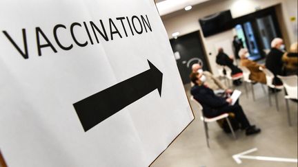 La salle d'attente d'un centre de vaccination contre le Covid-19 à Quimper (Finistère), le mercredi 20 janvier 2021. (FRED TANNEAU / AFP)