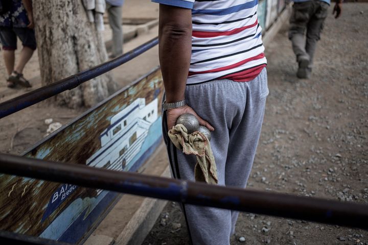 Des&nbsp;Malgaches jouent à la pétanque dans le club du jeu de boules d'Antanarivo,&nbsp;capitale de Madagascar, le 25 novembre 2016. (GIANLUIGI GUERCIA / AFP)