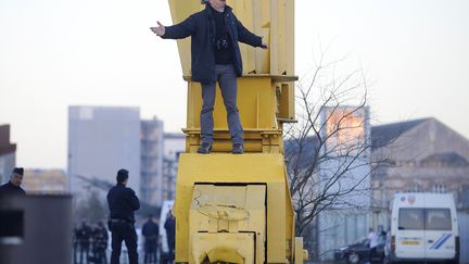 Serge Charnay est descendu de la grue o&ugrave; il s'&eacute;tait retranch&eacute; durant quatre jours et trois nuits, &agrave;&nbsp;Nantes (Loire-Atlantique), le 18 f&eacute;vrier 2013. (JEAN-SEBASTIEN EVRARD / AFP)