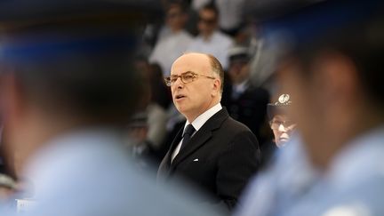 Le ministre de l'Intérieur, Bernard Cazeneuve, donne un discours de promotion, le 24 juin 2016, à Saint-Cyre-au-Mont-d'Or, près de Lyon (Rhône).&nbsp; (PHILIPPE DESMAZES / AFP)