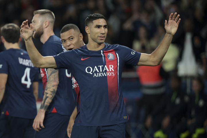 Le Parisien Achraf Hakimi célèbre son but face à l'OM, le 24 septembre 2023 au Parc des Princes, à Paris. (JEAN CATUFFE / AFP)