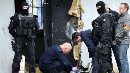 Des enqu&ecirc;teurs travaillent &agrave; la prison de Sequedin (Nord), d'o&ugrave; s'est &eacute;vad&eacute; Redoine Fa&iuml;d, le 13 avril 2013. (PHILIPPE HUGUEN / AFP)