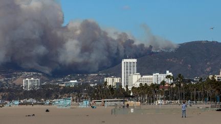 Des fumées du Palisades Fire au-dessus de la côte de Los Angeles, le 7 janvier 2025. La ville est balayée par de violentes rafales de vent chaud, qui ont "atteint leur pic" dans la nuit de mardi à mercredi selon le gouverneur de l'Etat de Californie, Gavin Newsom. (APU GOMES / GETTY IMAGES NORTH AMERICA / AFP)