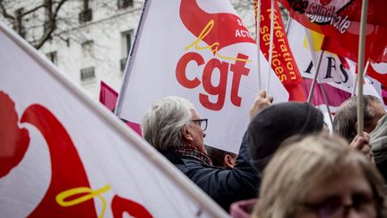 Un drapeau de la CGT dans le cortège parisien de la grève des fonctionnaires, le 22 mars 2018. (Photo d'illustration) (MAXPPP)