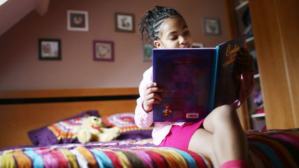 Pour faire connaître les livres mettant en scène des héroïnes noires auxquelles les fillettes noires pourront s'identifier, une Américaine de 11 ans a monté un club de lecture, rapporte le journal "Philly Voice", le 19 janvier 2016.&nbsp; (CATHERINE DELAHAYE / PHOTONONSTOP / AFP)