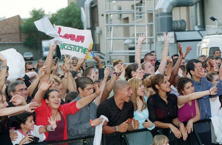 La foule attend les gagnants Loana et Christophe, après la finale de l'émission en juillet 2001 (FREDERIC DUGIT / MAXPPP)