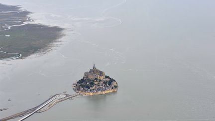 Le Mont-Saint-Michel (Manche) est redevenu une &icirc;le pendant les grandes mar&eacute;es du 23 ao&ucirc;t 2013. (  MAXPPP)