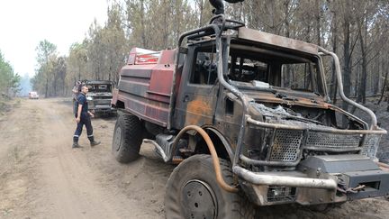 Le combat contre les flammes s'est r&eacute;v&eacute;l&eacute; p&eacute;rilleux et extr&ecirc;mement dangereux pour les pompiers. Le lundi 27 juillet, 500 hectares &eacute;taient partis en fum&eacute;e. Un camion de pompiers a &eacute;galement &eacute;t&eacute; d&eacute;truit par la violence de l'incendie. (MEHDI FEDOUACH / AFP)