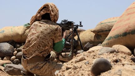 Un combattant des forces loyales tient une position contre les rebelles houthis dans la province de Marib, dans le nord-est du Yémen, le 6 avril 2021. (AFP)