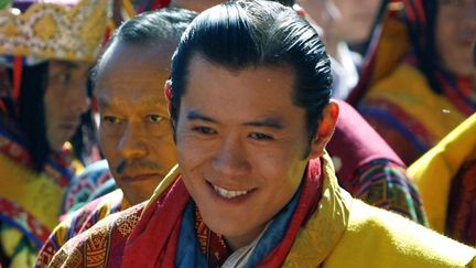 
Il est devenu le cinquième «Roi Dragon» après l'abdication de son père en 2006. Il sera couronné deux ans plus tard à l'âge de 28 ans. Surnommé le «prince charmant», le roi Jigme Khesar Namgyel Wangchuck et la reine Jetsun Pema sont parents depuis février 2016. 
 (REUTERS/Desmond Boylan (BHUTAN))