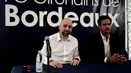 Le président des Girondins de Bordeaux, Gérard Lopez (à gauche), et le directeur sportif Admar Lopes,&nbsp;le 23 juillet 2021 lors d'une conférence de presse au Haillan, près de Bordeaux (Gironde). (PHILIPPE LOPEZ / AFP)