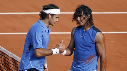 11 juin 2006, la première confrontation en finale de Grand Chelem entre Roger Federer et Rafael Nadal tourne à l'avantage de l'Espagnol, qui s'impose à nouveau sur la terre battue de Roland-Garros après un début de match difficile (1-6, 6-1, 6-4, 7-6). (BERTRAND GUAY / AFP)