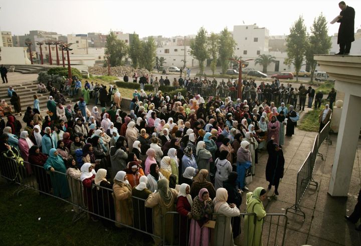 Des femmes se présentent avec leurs papiers d'identité à Mohammedia, au Maroc, pour obtenir un contrat de travail avec le ministère espagnol de l'agriculture pour récolter des fraises en Andalousie (janvier 2007). (Rafael Marchante/REUTERS)