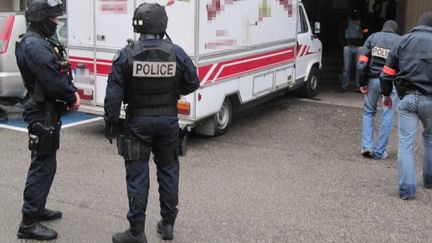 Lors de l'interpellation d'Adl&egrave;ne Hicheur au domicile de ses parents,&nbsp;dans le quartier de l&rsquo;Isle &agrave; Vienne (Is&egrave;re), le 8 octobre 2009. (BENJAMIN BOUTIER / MAXPPP)