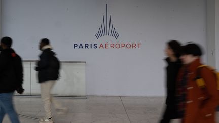 Des passagers à l'aéroport d'Orly (Val-de-Marne), le 10 avril 2023. (ESTELLE RUIZ / HANS LUCAS / AFP)