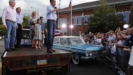 Tribune improvis&eacute;e pour le candidat r&eacute;publicain Mitt Romney, en meeting &agrave; Troy (Ohio), le 17 juin 2012. (LARRY DOWNING / REUTERS)