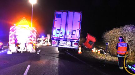 Une collision entre un minibus et un poids lourd a fait douze morts dans l'Allier, le 25 mars 2016. (MAXPPP)