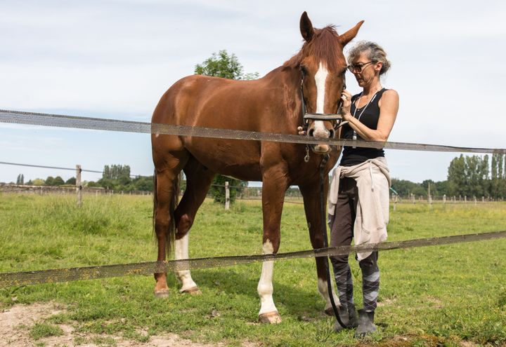 Isabelle monte à cheval trois à quatre fois par semaine. Chaque séance dure 1h30, c'est son "échappatoire" pour mettre à distance une charge mentale qui devient étouffante.&nbsp; (YANN THOMPSON / FRANCEINFO)