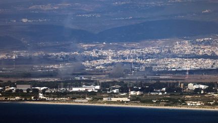 De la fumée s'échappe du port de Haïfa, dans le nord d'Israël, le 12 octobre 2024. (AHMAD GHARABLI / AFP)