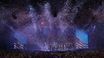 Barack Obama c&eacute;l&egrave;bre sa victoire, mardi 6 novembre &agrave; Chicago, devant des milliers de supporters. (JIM WATSON / AFP)