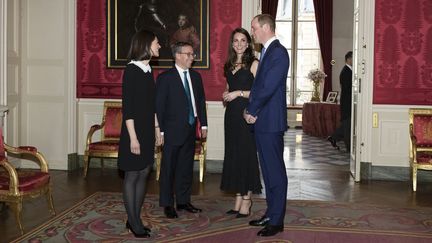 L'ambassadeur de Grande Bretagne en France et son épouse (G) accueillaient en mars 2017 à Paris le Prince William et son épouse Kate (D). (IAN LANGSDON / POOL / AFP)