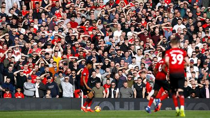 Des supporters de Manchester United à Old Trafford, devant leur équipe contre Liverpool, le 24 février 2019. (MARTIN RICKETT / MAXPPP)