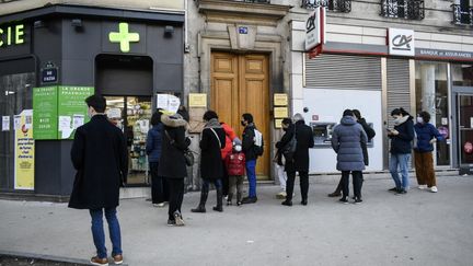 Des personnes attendent pour se faire&nbsp;tester à Paris, le 12 janvier 2022. (MAGALI COHEN / HANS LUCAS / AFP)