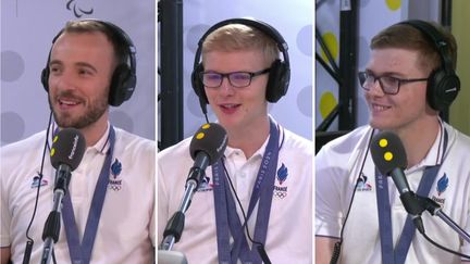 Simon Gauzy (à gauche), Felix Lebrun (au centre)  et Alexis Lebrun (à droite) sur franceinfo après la médaille de bronze de l'équipe de France masculine de tennis de table, le 9 août 2024. (FRANCEINFO / RADIO FRANCE)