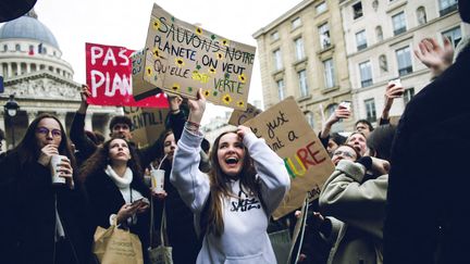 Une&nbsp;lycéenne participe à une marche pour le climat, le 15 mars 2019. (VALENTIN BELLEVILLE / HANS LUCAS / AFP)