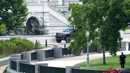 Le véhicule dans lequel un&nbsp;homme&nbsp;a proféré des menaces, à proximité du Capitole, à Washington (Etats-Unis), le 19 août 2021. (ALEX BRANDON / AP)