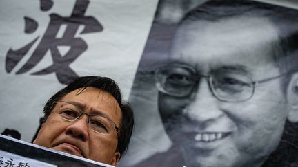 Des militants hongkongais ont commémoré la mort du dissident chinois Liu Xiaobo, vendredi 13 juillet 2018. (PHILIP FONG / AFP)