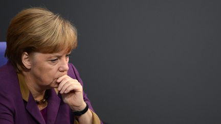 Angela Merkel attentive&nbsp;lors d'une session du Parlement allemand, le 30 novembre 2012 &agrave; Berlin.&nbsp; (JOHANNES EISELE / AFP)