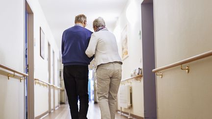 Un couple marche dans le couloir d'un Ehpad. (HINTERHAUS PRODUCTIONS / STONE RF)