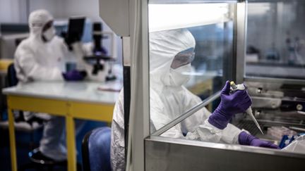 Des chercheurs au laboratoire VirPath, à Lyon, le 5 février 2020. (JEFF PACHOUD / AFP)