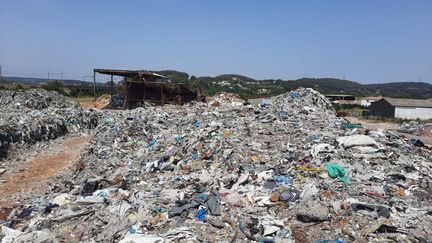 La montage de déchets de Saint-Chamas, dans les Bouches-du-Rhône, en mai 2022.&nbsp; (STEPHANE PAIR / FRANCEINFO)