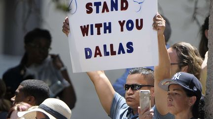 Un homme rend hommage aux cinq policiers tués à Dallas, le 8 juillet 2016, lors d'une manifestation contre les violences policières.&nbsp; (MAX FAULKNER / SIPANY / SIPA)