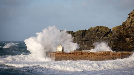 Tempête Eleanor : Ver-sur-Mer inondée après la rupture de sa digue