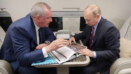 Le président russe Vladimir Poutine discute avec Dmitri Rogozine, à Vostochny (Russie), le 4 septembre 2021 (ALEXEY DRUZHININ / SPUTNIK / AFP)