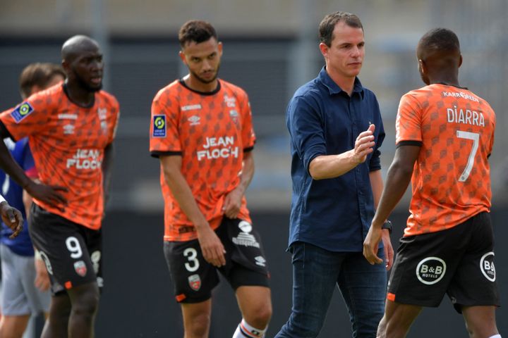 Régis Le Bris salue ses joueurs après la victoire de Lorient contre Clermont, le 28 août 2022 au stade du Moustoir.&nbsp; (JEAN-FRANCOIS MONIER / AFP)