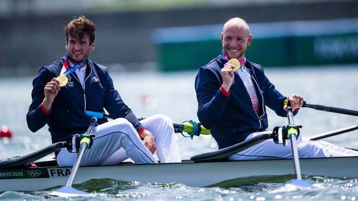 JO de Tokyo, 28 juillet 2021. Les français Hugo Boucheron et Matthieu Androdias décrochent l'or en deux de couple dans la baie de Tokyo, un titre olympique qui n'avait pas été remporté depuis 2004 à Athènes. Les Français s'offrent par la même occasion le record olympique. (2021 DEFODI IMAGES / GETTY IMAGES)